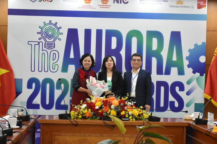 Ban tổ chức trao Giải Khuyến khích cho thí sinh tại Cuộc thi