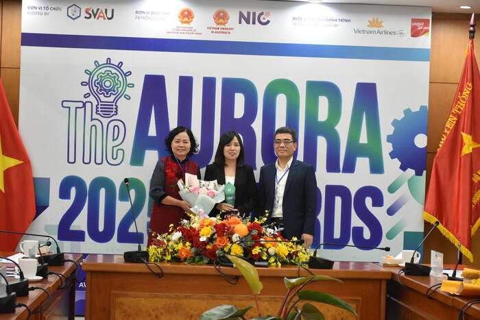 Ban tổ chức trao Giải Ba  cho thí sinh tại Cuộc thi