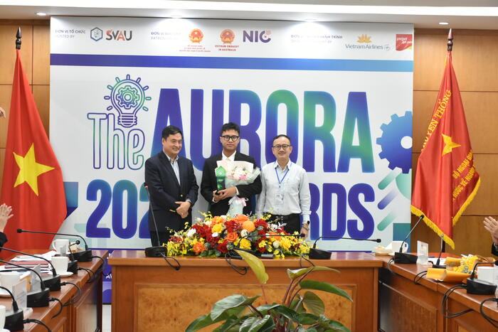 Ban tổ chức trao Giải Khuyến khích cho thí sinh tại Cuộc thi