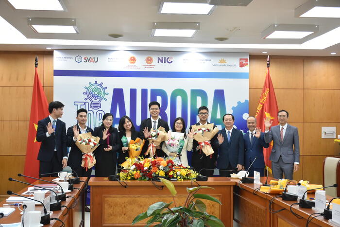 Bà Nguyễn Thanh Hải, ông Huỳnh Thành Đạt, ông Nguyễn Trung Kiên chụp ảnh lưu niệm cùng các thí sinh đoạt giải Cuộc thi