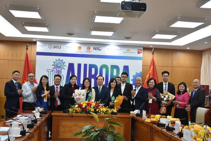 Ban Giám  khảo và các thí sinh đoạt giải chụp ảnh lưu niệm