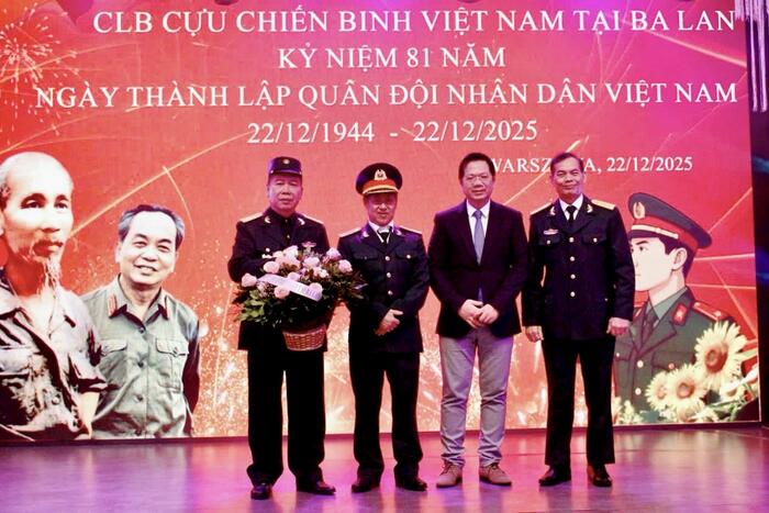 Đại sứ tặng hoa cho CLB Cựu chiến binh Việt Nam tại Ba Lan
