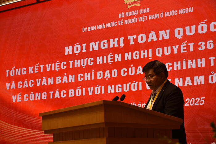 Thứ trưởng Bộ Dân tộc và Tôn giáo Y Thông  trình bày tham luận tại Hội nghị