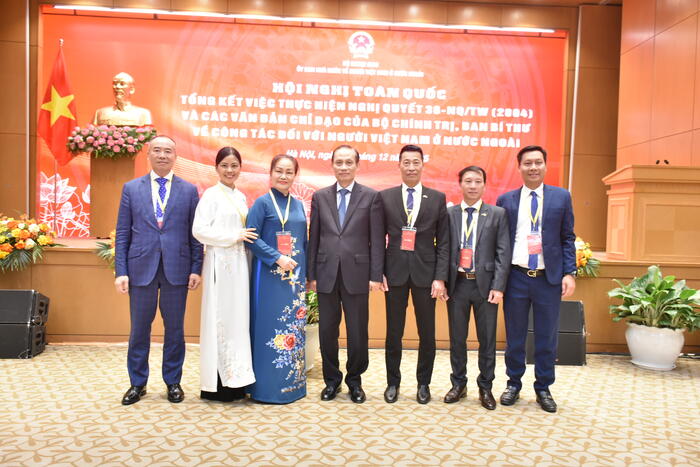 Bộ trưởng Ngoại giao Lê Hoài Trung chụp ảnh lưu niệm cùng đại biểu kiều bào dự Hội nghị