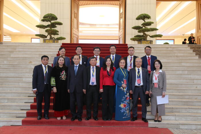 Bộ trưởng Ngoại giao Lê Hoài Trung chụp ảnh lưu niệm cùng đại biểu kiều bào dự Hội nghị