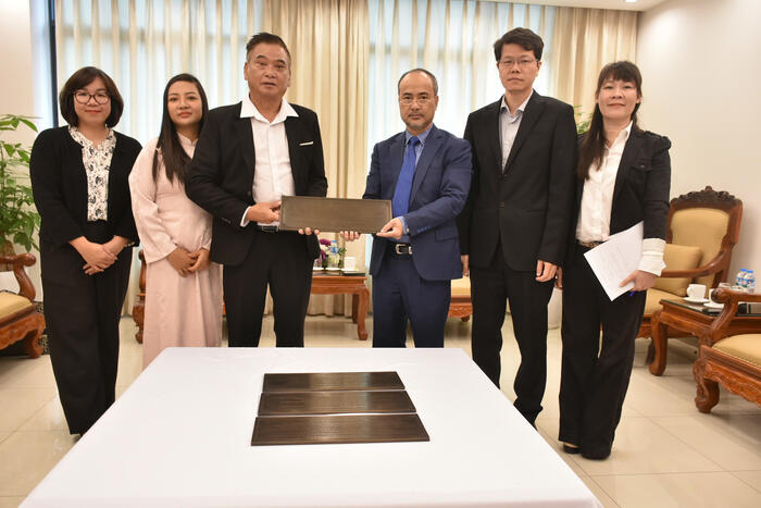 Ông Nguyễn Trung Kiên trao Biển đồng cho ông Đỗ Văn Dự