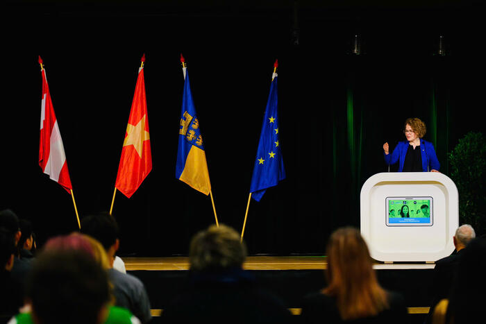 Các học viên Việt Nam được đánh giá là thông minh, chăm chỉ, thân thiện và chuyên nghiệp.