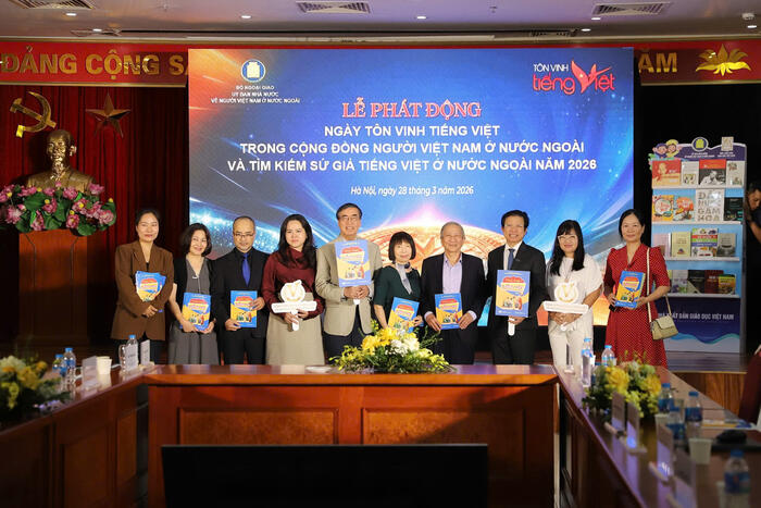 Các đại biểu chụp ảnh lưu niệm