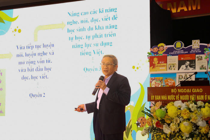 Giáo sư Nguyễn Minh Thuyết trình bày tham luận tại buổi lễ