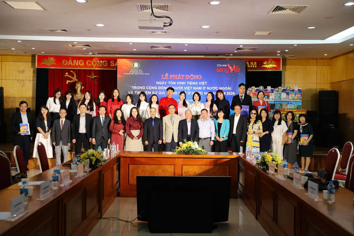 Các đại biểu chụp ảnh lưu niệm