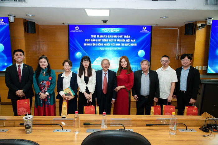 Các đại biểu dự Tọa đàm tại Đài Bắc chụp ảnh lưu niệm
