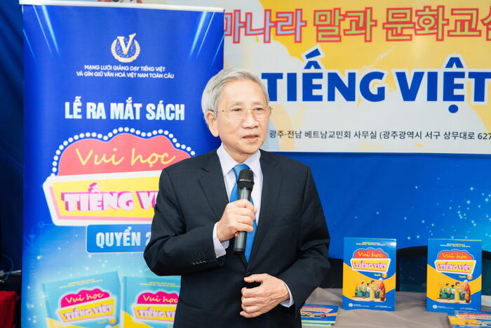 Giáo sư, tiến sĩ Nguyễn Minh Thuyết phát biểu tại buổi Tọa đàm tại Hàn Quốc