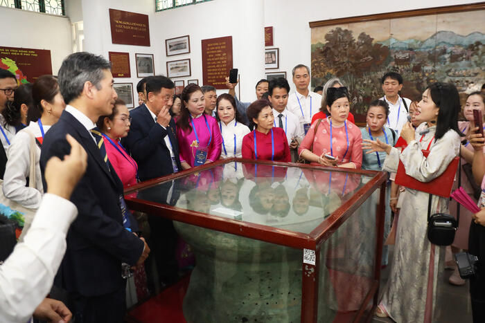 Các đại biểu thăm quan Bảo tàng Hùng Vương