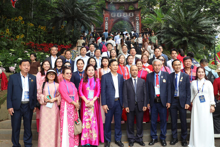 Các đại biểu chụp ảnh lưu niệm tại Khu di tích Đền Hùng