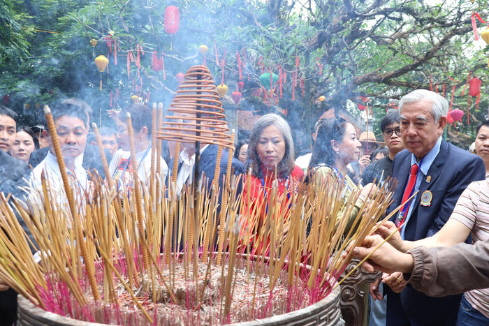 Các đại biểu kiều bào dâng hương tại Đền Thượng