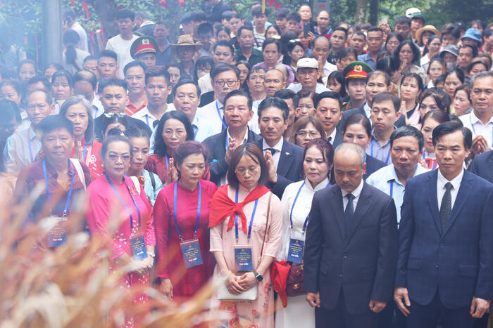 Đoàn kiều bào dâng hương tưởng nhớ các Vua Hùng tại Đền Thượng