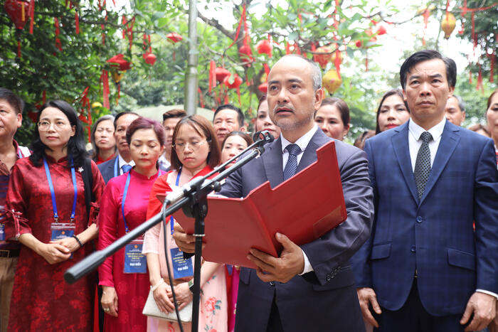 Chủ nhiệm Nguyễn Trung Kiên thay mặt Đoàn làm lễ báo công, tri ân công đức tổ tiên tại Đền Thượng.