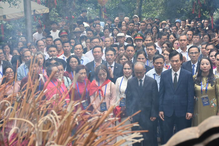 Các đại biểu tưởng niệm tri ân tiên tổ tại Đền Thượng