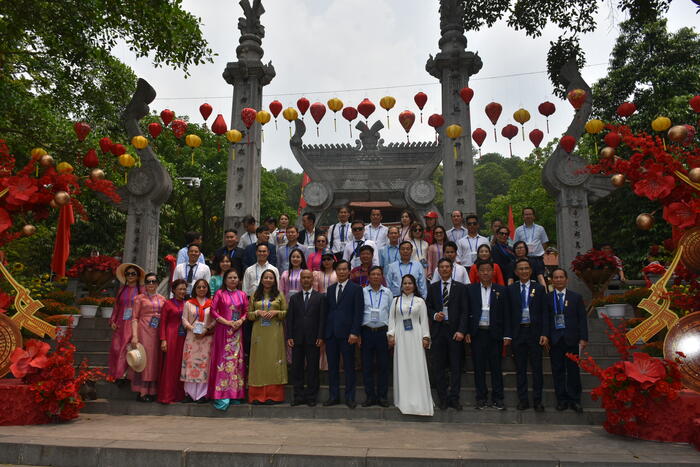 Đoàn chụp ảnh lưu niệm tại Đền Quốc tổ Lạc Long Quân