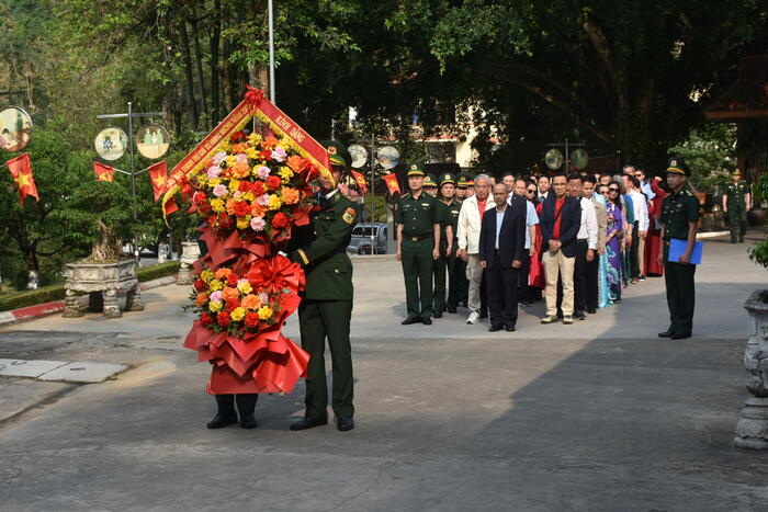 Đoàn kiều bào dâng hương tại nhà bia tưởng niệm các anh hùng liệt sĩ cạnh Cửa khẩu quốc tế Hữu Nghị