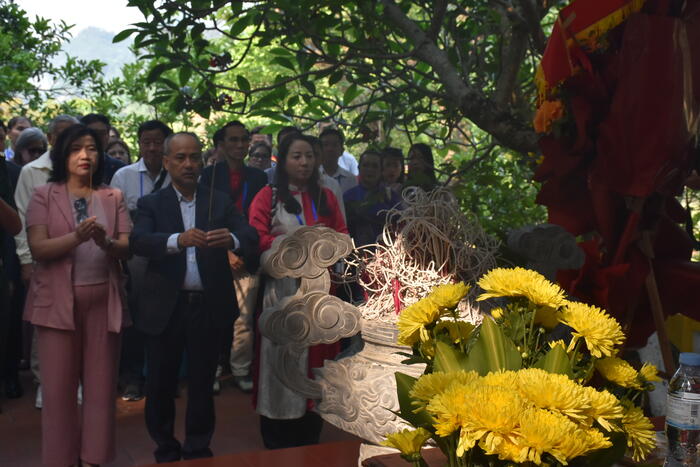 Đoàn kiều bào dâng hương tại nhà bia tưởng niệm các anh hùng liệt sĩ cạnh Cửa khẩu quốc tế Hữu Nghị