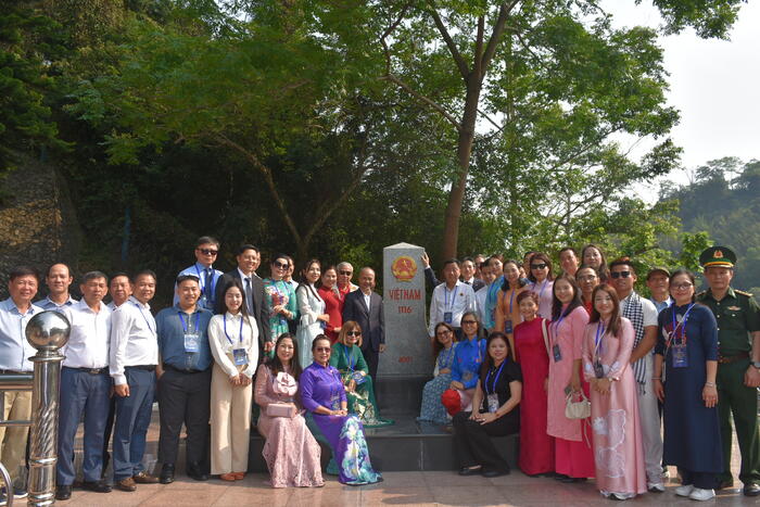 Đoàn kiều bào thăm, chụp ảnh lưu niệm tại cột mốc 1116