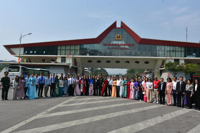 Đoàn chụp ảnh lưu niệm tại Cửa khẩu quốc tế Hữu Nghị