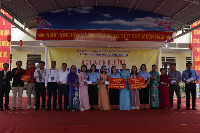 Đoàn kiều bào đã có buổi giao lưu, tặng quà cho các em học sinh gặp hoàn cảnh khó khăn tại Trường Tiểu học Đồng Đăng