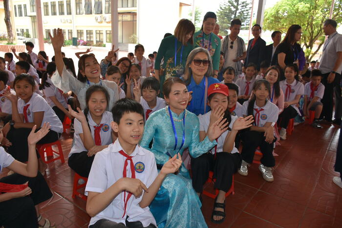 Các đại biểu giao lưu với các em học sinh