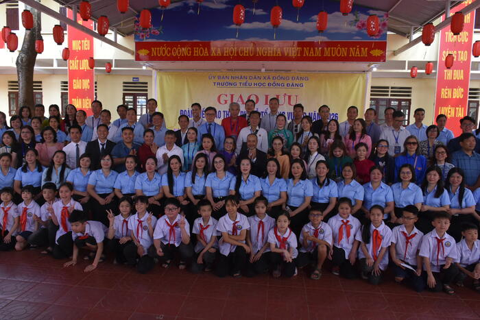 Đoàn kiều bào chụp ảnh chung cùng nhà trường và các cháu học sinh