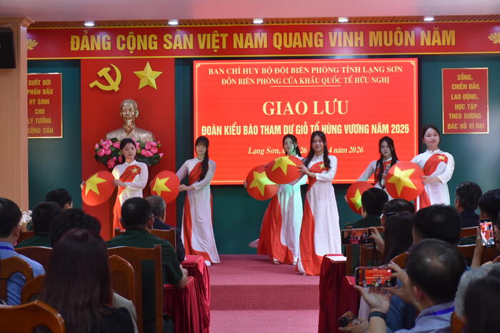 Tiết mục văn nghệ tại cán bộ, chiến sĩ Đồn Biên phòng Cửa khẩu Quốc tế Hữu Nghị (tỉnh Lạng Sơn)