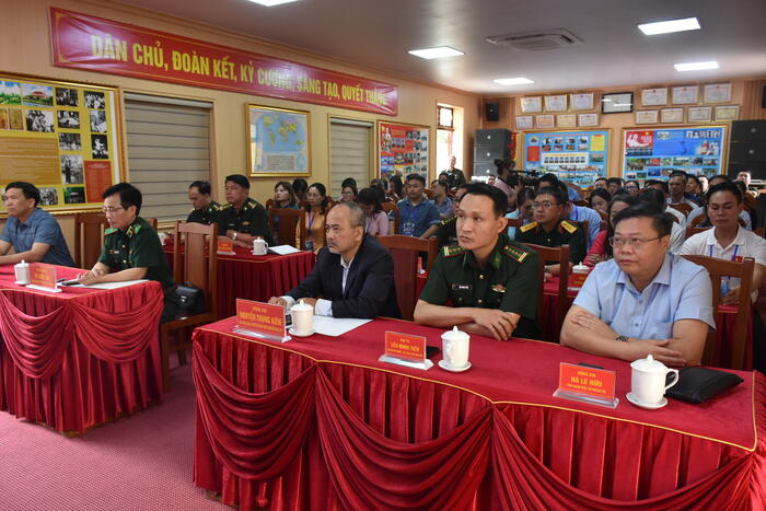 Các đại biểu dự buổi giao lưu tại Đồn biên phòng Cửa khẩu quốc tế Hữu Nghị