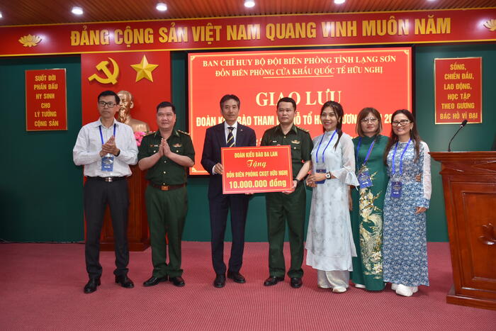 Đại diện kiều bào tặng quà cán bộ chiến sĩ Đồn biên phòng Cửa khẩu quốc tế Hữu Nghị