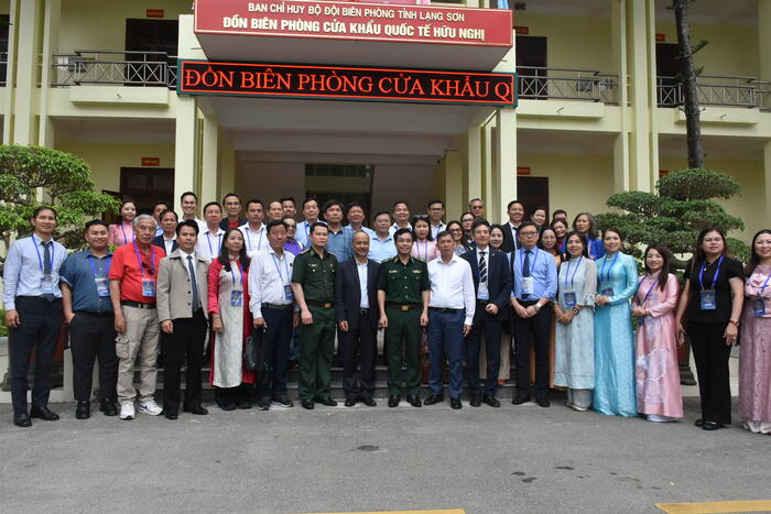 Các đại biểu chụp ảnh lưu niệm  cung cán bộ chiến sĩtại Đồng biên phòng Cửa khẩu quốc tế Hữu Nghị 