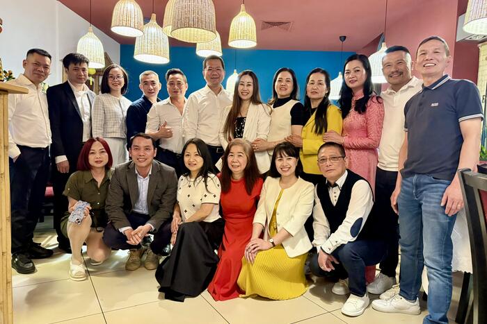 Đoàn công tác chụp ảnh lưu niệm cùng bà con người Việt tại TP Katowice