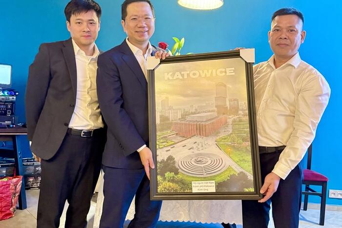 Đại diện Hội người Việt tại Katowice tặng quà lưu niệm Đại sứ quán