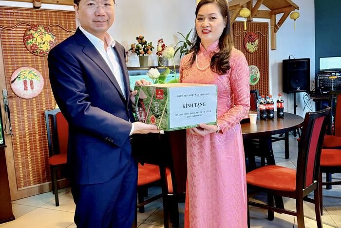 Đại sứ Hà Hoàng Hải tặng quà cho đại diện Hội người Việt tại Katowice