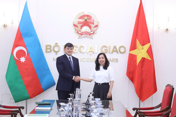 Thứ trưởng Ngoại giao Lê Thị Thu Hằng tiếp ông Fuad Muradov, Chủ tịch Ủy ban Nhà nước về người Azerbaijan ở nước ngoài. (Ảnh: Thành Long)