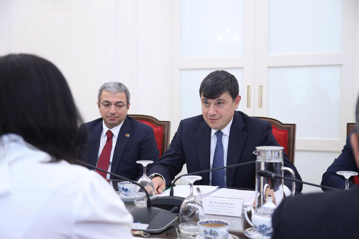 Chủ tịch Ủy ban Nhà nước về người Azerbaijan ở nước ngoài Fuad Muradov phát biểu tại buổi làm việc. (Ảnh: Thành Long)