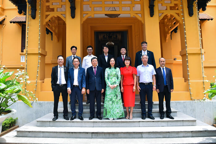 Thứ trưởng Lê Thị Thu Hằng chụp ảnh lưu niệm cùng các đại biểu kiều bào