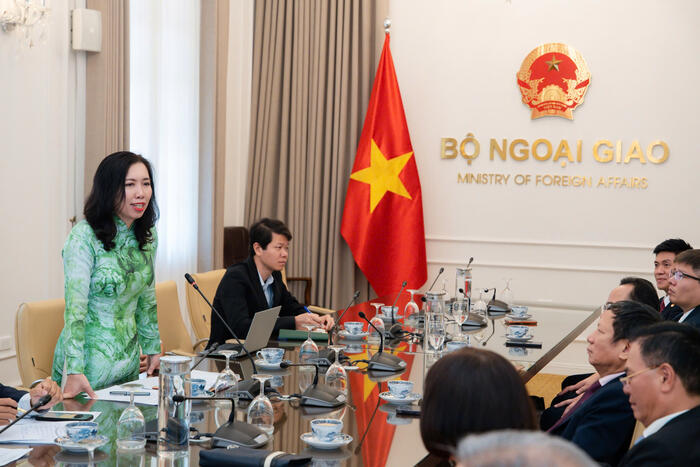 Thứ trưởng Lê Thị Thu Hằng phát biểu tại buổi gặp gỡ