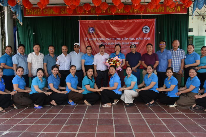 Các đại biểu chụp ảnh lưu niệm