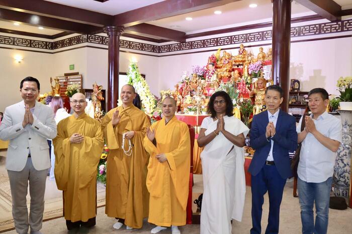 Đại sứ  Sri Lanka tại Ba Lan và Đại sứ Hà Hoàng Hải  chụp ảnh lưu niệm cùng chư tăng và đại diện Ban điều hành Chùa Nhân Hòa và Chùa Thiên Phúc