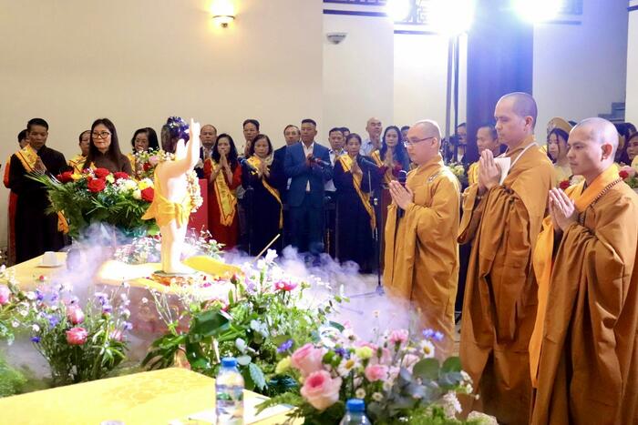 Chư tăng và phật tử Chùa Nhân Hòa thực hiện nghi lễ