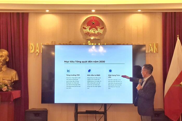 Các đại biểu trình bày ý kiến tại Hội thảo