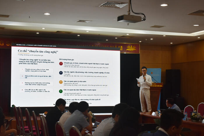 Đại diện Ủy ban trình bày tham luận về việc xây dựng "Chuyến tàu