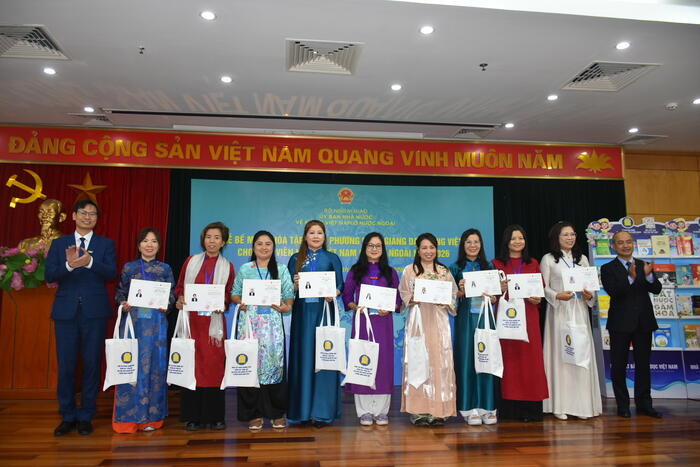 Trao Giấy chứng nhận cho các học viên