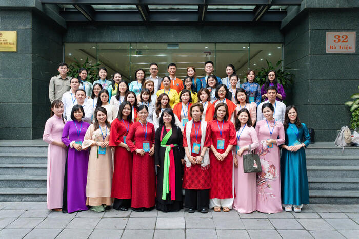 Các học viên khoa tập huấn chụp ảnh lưu niệm tại trụ sở Ủy ban Nhà nước về người VNONN