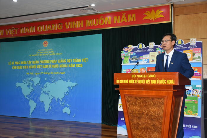 PGS.TS Đặng Hồng Sơn - Phó Hiệu trưởng trường Khao học và Xã hội Nhân văn phát biểu tại buổi lễ
