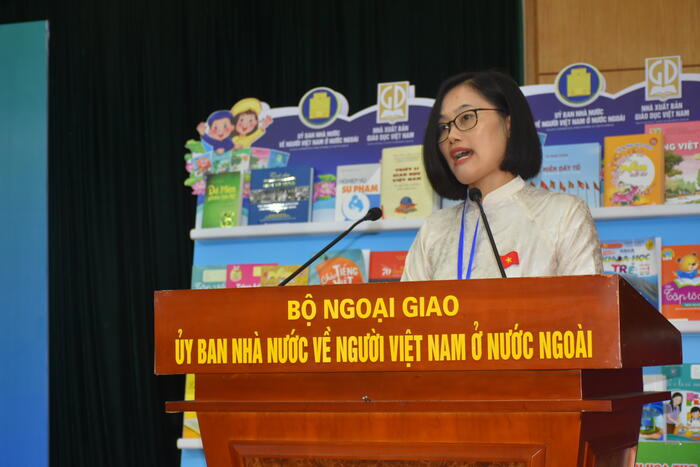 Chị  Đào Thị Ánh Tuyết  đại diện học viên chia sẻ cảm nhận sau khóa học tại buổi lễ